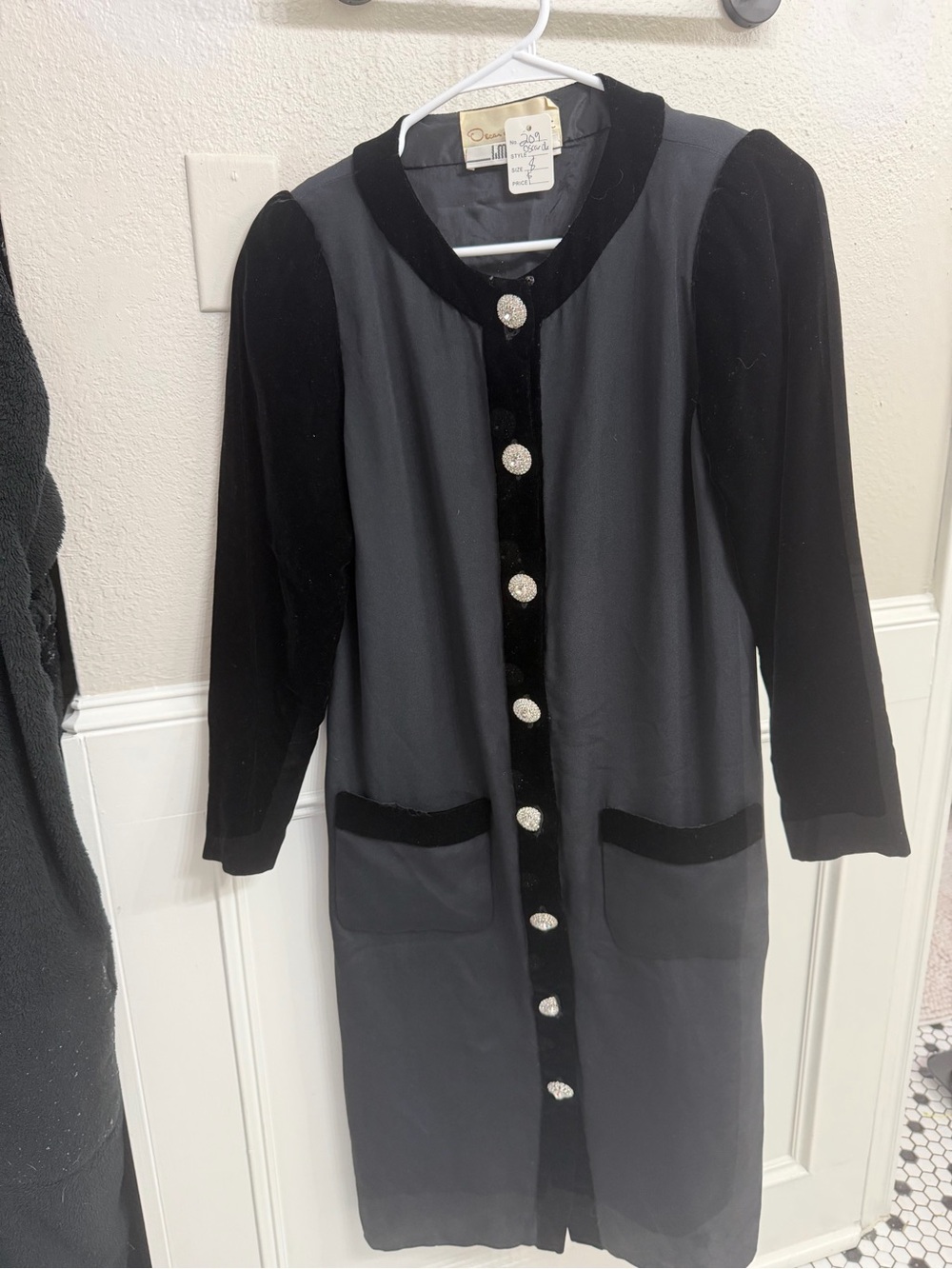 Oscar de la Renta for under $200? Yes please! It's a small 8. Only $95.